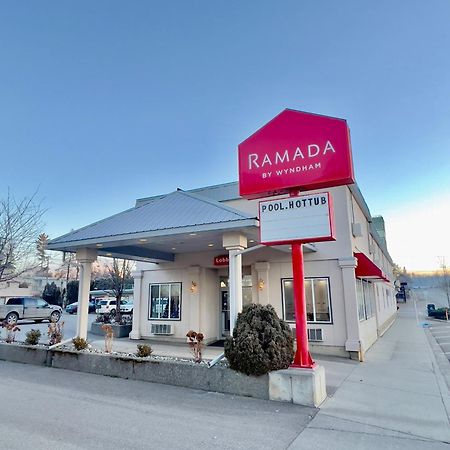 Ramada By Wyndham Hotel Quesnel Exterior photo