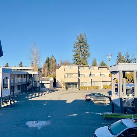 Ramada By Wyndham Hotel Quesnel Exterior photo