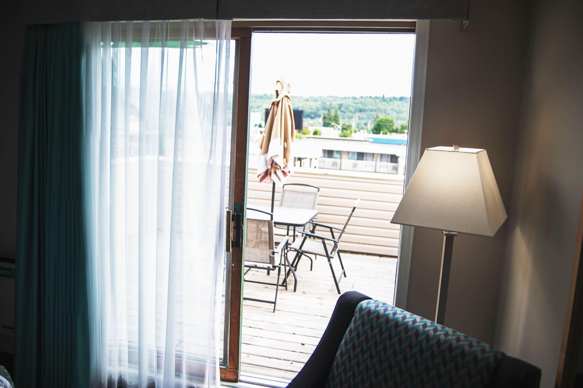 Ramada By Wyndham Hotel Quesnel Exterior photo